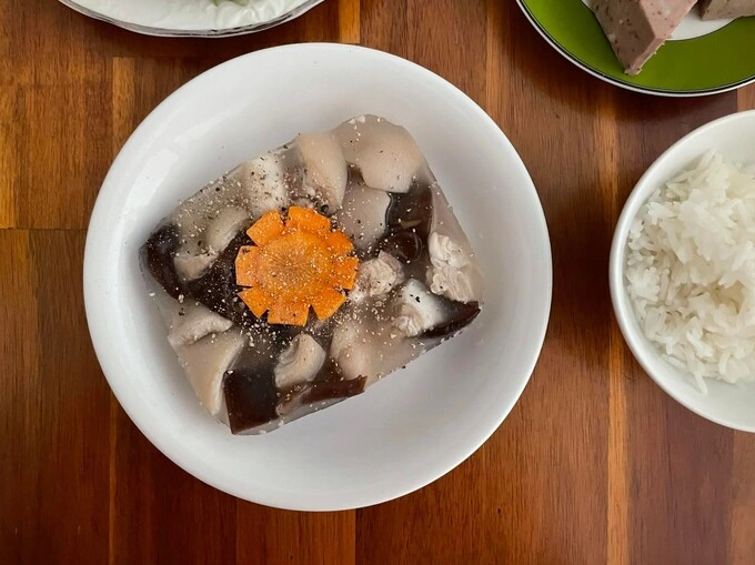 A carrot slice is often put in the middle of the jellied pork for decoration. Photo by VnExpress/Khanh Ly