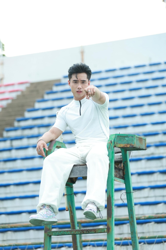 Năm 2023, Hải Đăng Doo gây tranh cãi khi tung bản tiếng Việt của ca khúc Mong nan nan hợp tác với êkíp người Thái. Nhiều ý kiến cho rằng bản cover của anh không bắt tai, sôi động bằng bài hát gốc. Thời điểm đó, nam ca sĩ cho biết chấp nhận những bình luận trái chiều, từ đó thay đổi tích cực để tiến bộ hơn. Anh thừa nhận chuyển sang ca hát sau khi nổi tiếng từ nền tảng video là rào cản lớn trong hành trình tìm kiếm sự công nhận vì dù cố gắng, nhiều người vẫn coi anh chỉ là một Tiktoker.