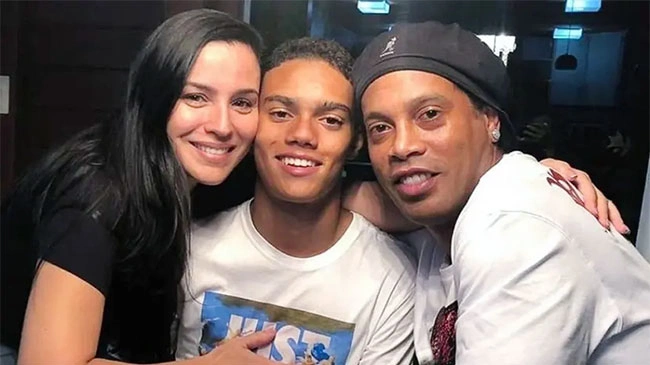 Huyền thoại Ronaldinho sắp có cháu nội - Ngôi sao