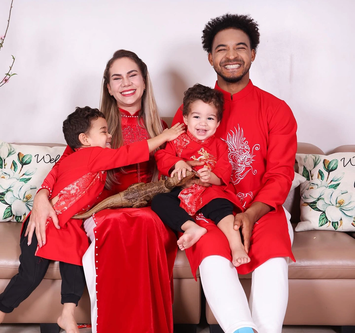 Naturalized striker Nguyen Xuan Son, Vietnamese teammates celebrate Tet with loved ones
