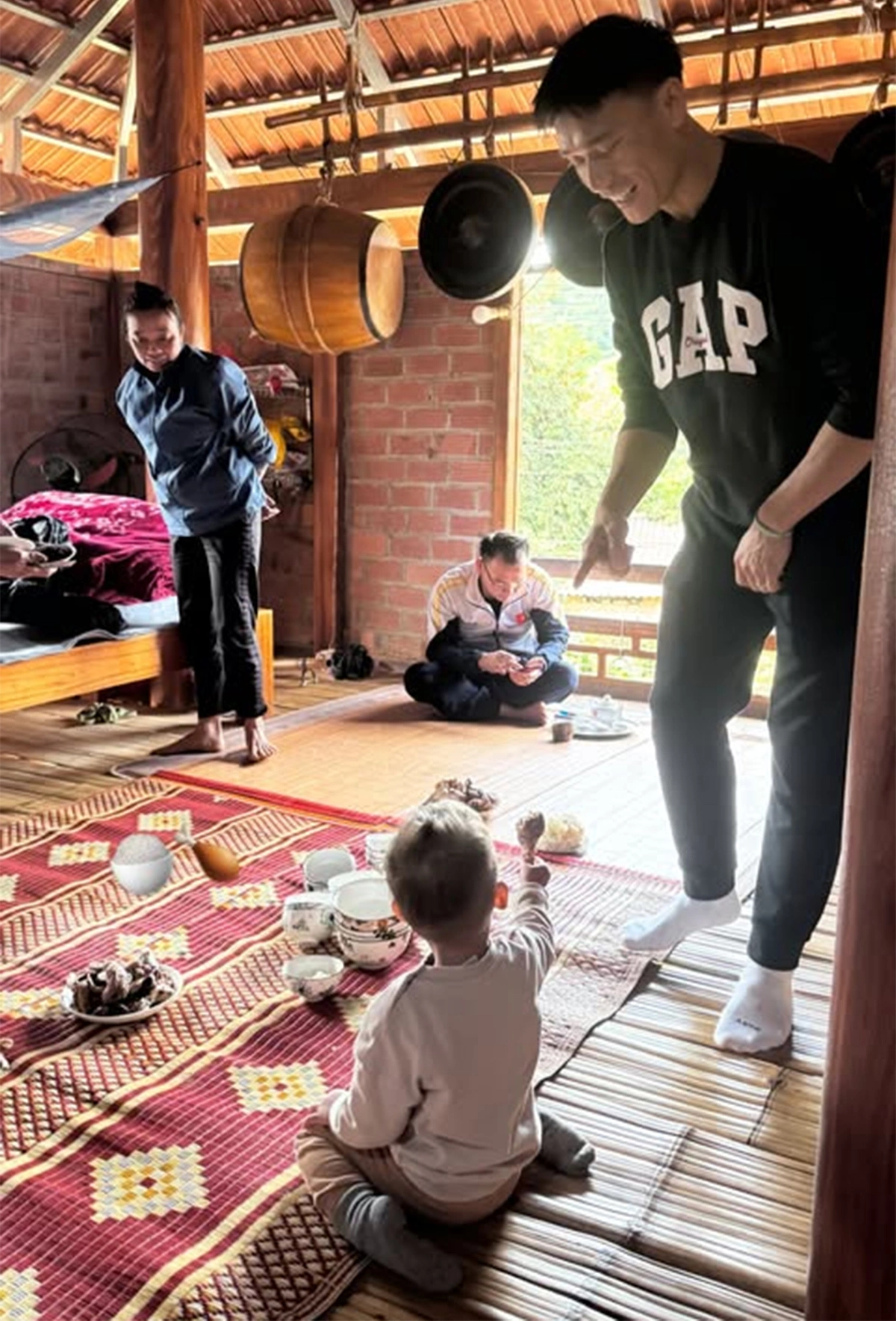 Naturalized striker Nguyen Xuan Son, Vietnamese teammates celebrate Tet with loved ones