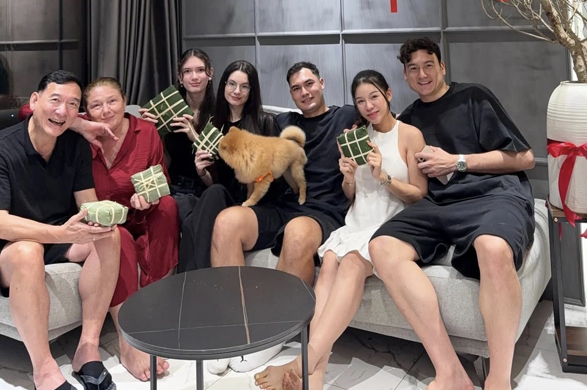Naturalized striker Nguyen Xuan Son, Vietnamese teammates celebrate Tet with loved ones