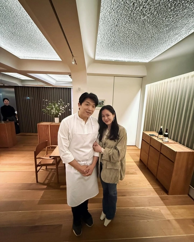 Ngày 23/3, vợ chồng Son Ye Jin và Hyun Bin hẹn hò tại nhà hàng Mosu Seoul để dùng bữa tối cuối tuần. Đây là một nhà hàng ba sao Michelin hiếm hoi ở Seoul được vinh danh liên tiếp trong hai năm 2023 và 2024, vừa mở cửa trở lại sau thời gian dài đóng cửa để làm mới thực đơn và không gian.