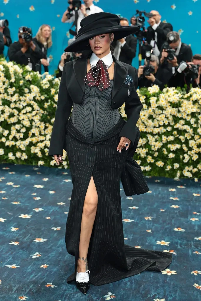Rihanna mang thai lần ba, khoe bụng bầu tại Met Gala - Ngôi sao
