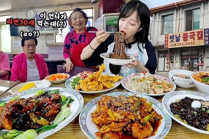 Sức ăn của Tzuyang khiến nhiều người kinh ngạc. Ảnh: YouTube