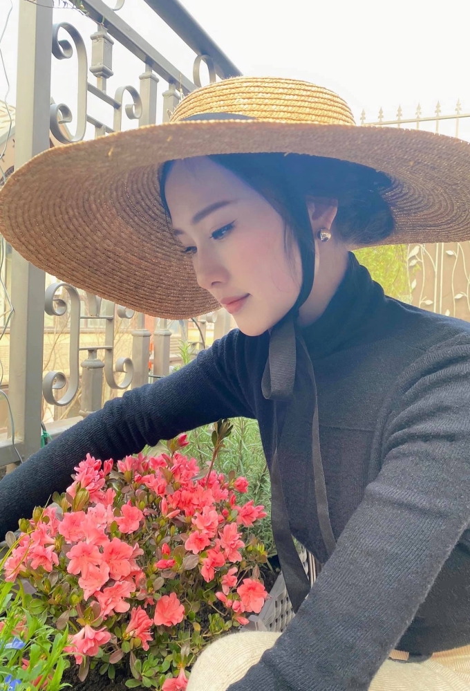 Đến mùa đông và mùa xuân, thời tiết lạnh khiến việc trồng rau khó khăn hơn, Thương chủ yếu chuyển sang trồng hoa.