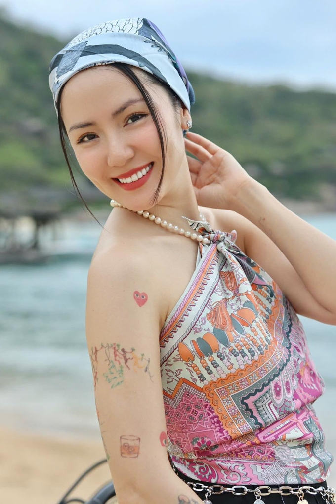 Khi được hỏi về chuyện tình cảm, Phương Linh cho biết cô có bạn trai và rất thích làm nũng anh. Hai người có lúc tạm chia tay nhưng mỗi lần như vậy, anh vẫn khiến cô cảm thấy được quan tâm khi thường xuyên hỏi han, nhắc nhở chuyện ăn uống. Khi yêu tôi muốn được chiều, được vui vẻ, là chính mình dù có rất nhiều tính xấu. Bạn trai phát hiện tôi nhiều tính xấu và chúng tôi chẳng hợp nhau cái gì nhưng vẫn rất chiều chuộng. Chắc tôi cũng không đến nỗi tệ nên người ta vẫn chịu được, cô từng chia sẻ với Ngôi Sao.