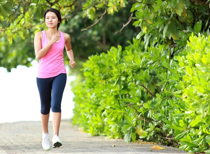 Đi bộ hơn 100 phút mỗi ngày giúp giảm đau lưng
