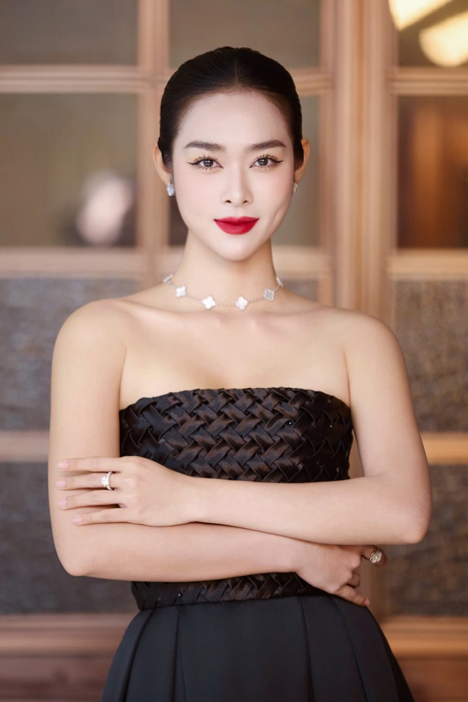 Diệp Bảo Ngọc được chú ý khi xuất hiện tại buổi công chiếu phim Út Lan: Oán linh giữ của tại Hà Nội tối 18/6 khi diện bộ váy cúp ngực gợi cảm.