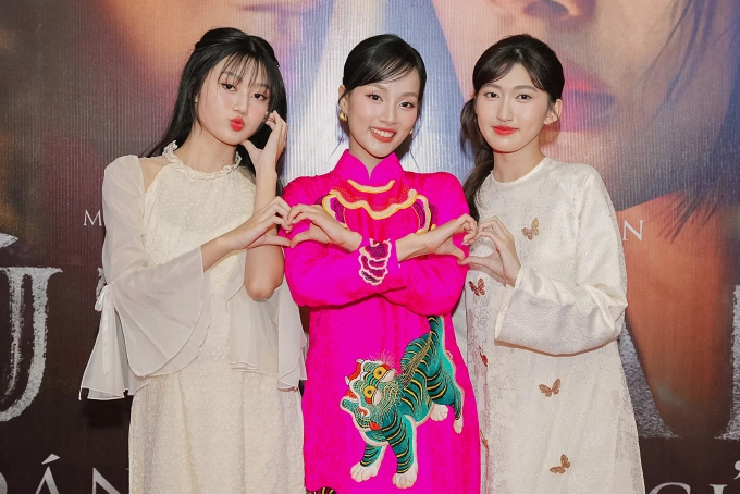 Các diễn viên Mai Cát Vi, Phương Thanh, Mai Mỹ Ngân (từ trái qua) rủ nhau mặc áo dài dự buổi ra mắt.