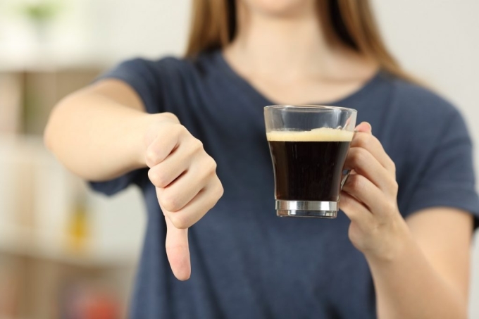 Tốt nhất, không nên tiêu thụ các thức uống chứa caffeine sau 14h hoặc ưu tiên chọn các loại trà, nước không chứa caffeine để tránh làm ảnh hưởng nhịp sinh học của cơ thể.