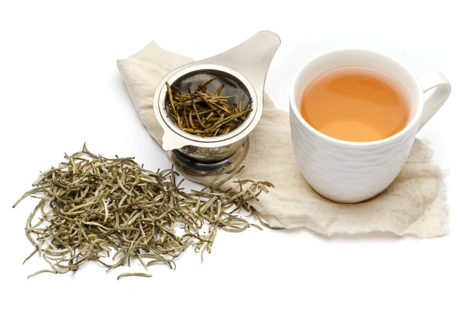 Trà trắng có chứa caffeine nhưng hàm lượng thấp hơn so với trà xanh, trà đen thông thường, do đó có thể giảm bớt nguy cơ ảnh hưởng chất lượng giấc ngủ.