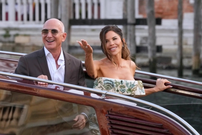 Đám cưới thế kỷ của tỷ phú Jeff Bezos và Sanchez đang tổ chức lễ cưới xa hoa kéo dài ba ngày tại đảo San Giorgio Maggiore, Venice, Italy, quy tụ rất đông khách mời là các tỷ phú, người nổi tiếng, ngôi sao Hollywood khắp nơi trên thế giới. Một số tỷ phú còn mang theo những chiếc siêu du thuyền có giá trị khủng tới góp vui.
