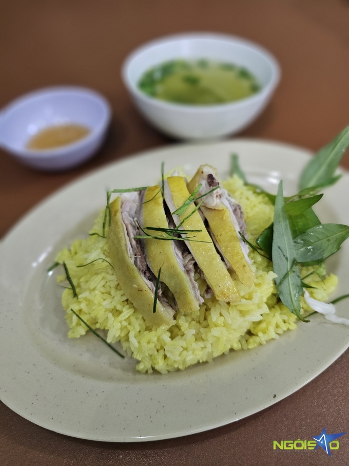 Cơm gà luộc dễ ăn với cơm dẻo, thịt ngọt.
