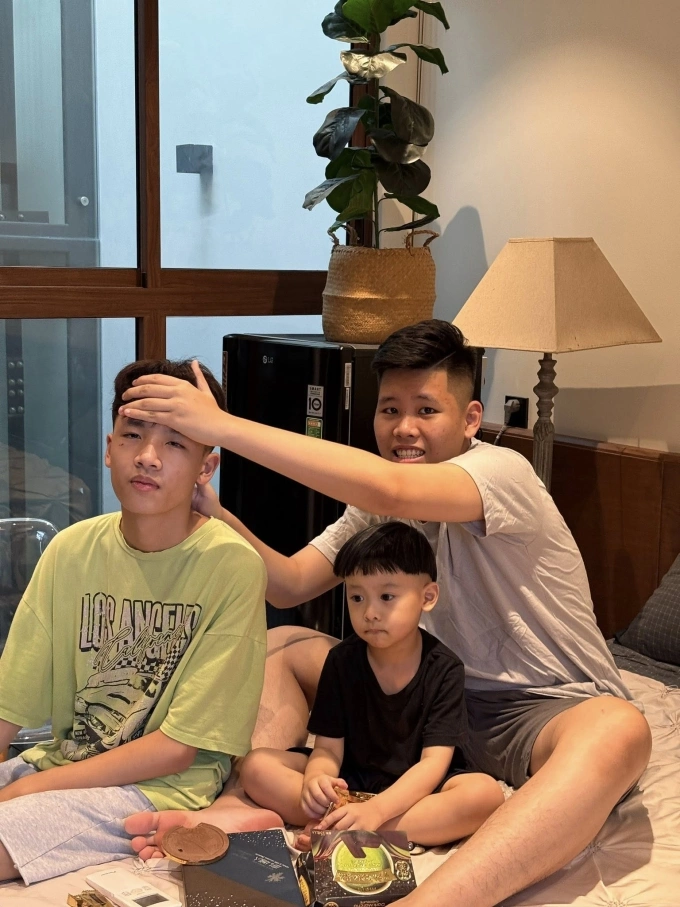 Nữ ca sĩ cho biết con trai đã cao lớn nhưng vẫn cần người hỗ trợ trong việc chăm sóc bản thân. Bé có thể tự ăn uống một cách gọn gàng, ăn xong còn biết tự dọn dẹp, rửa bát nhưng sợ tiếng ồn, ngại giao tiếp, chỉ khi nào có hứng mới nói.