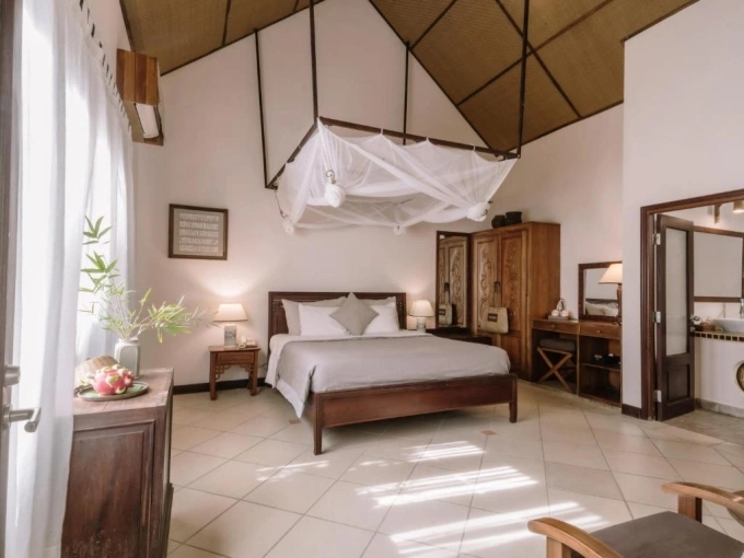 Resort có các hạng phòng như phòng hướng vườn, hướng hồ, bungalow mái tranh hướng vườn, hướng hồ, hướng biển. Ở phân khúc biệt thự, khu nghỉ có villa hồ bơi 1-2 phòng ngủ. Ngoài ra, du khách tới đây có thể tham gia lớp học nấu ăn, làm đèn lồng, tham quan đồi Minh Đạm, suối nước nóng Bình Châu, vườn trái cây, làng chài, đường mòn địa phương hay đạp xe hoặc trekking quanh nông trại và rừng quốc gia gần đó.