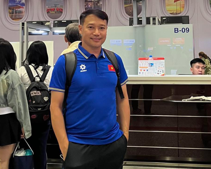 HLV Vũ Hồng Việt tại sân bay Nội Bài đêm 30/6. Ảnh: Facebook Nam Định FC
