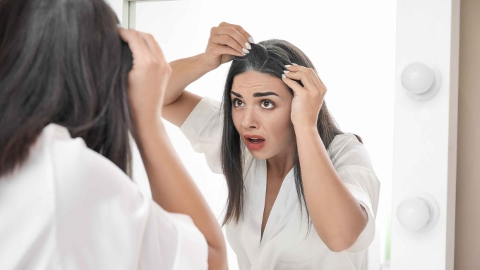 Tóc bạc sớm là nỗi muộn phiền của nhiều chị em.