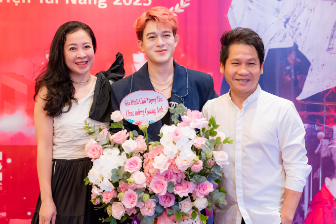 Vợ Trọng Tấn đến chúc mừng Quang Anh. Anh cho biết bà xã là đồng nghiệp của mẹ Quang Anh nên chứng kiến ca sĩ trẻ từ khi còn nhỏ.