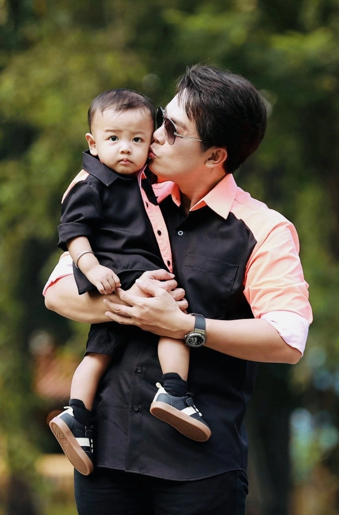 Hòa Hiệp bên con trai Louis trong bộ ảnh mừng bé tròn một tuổi.