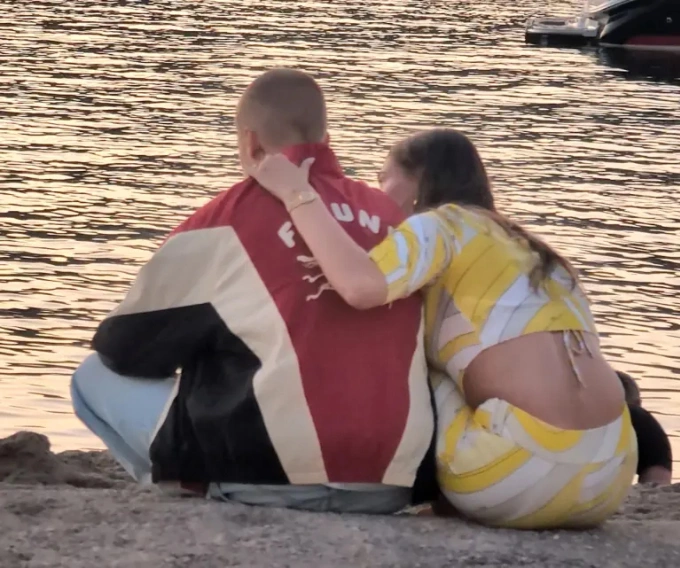 Theo Page Six, vợ chồng Bieber đang nghỉ dưỡng ở Mallorca - một hòn đảo du lịch nổi tiếng ở Địa Trung Hải. Các paparazzi cũng ghi lại hình ảnh cặp sao ngồi thư giãn ngắm biển cùng nhau vào buổi hoàng hôn.
