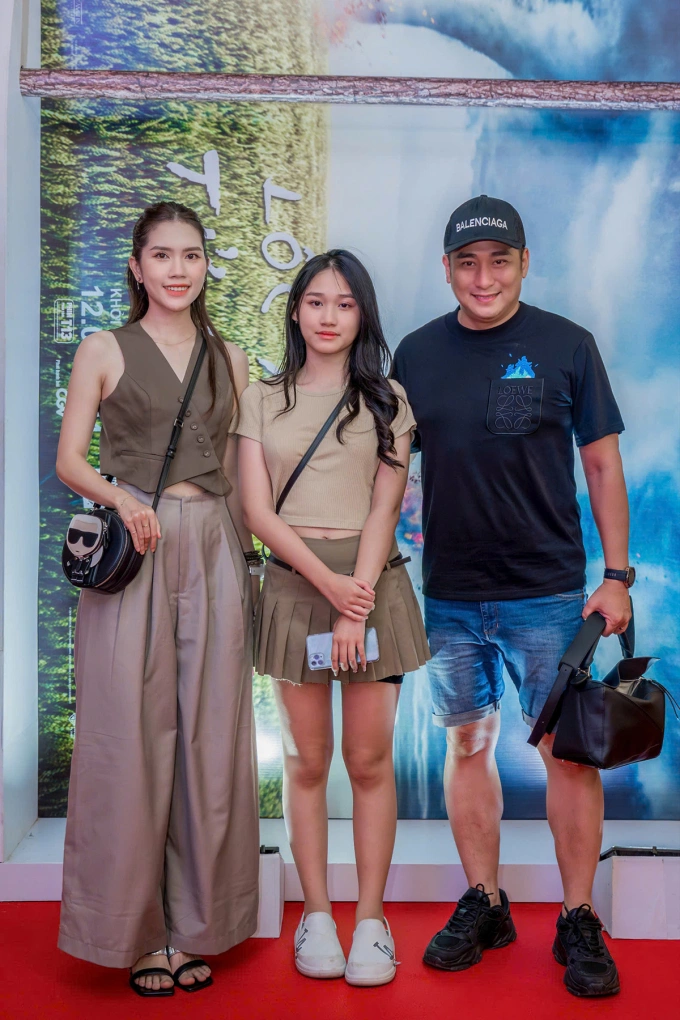 Để con không tự ti về chiều cao nổi bật của mình, Thùy Dương thường nói với con: Khi mình cao tức là sẽ nổi bật, nếu tự ti rồi gù lưng xuống thì sẽ càng nổi bật cái xấu. Vì vậy, hãy luôn đẹp chỗ đông người.