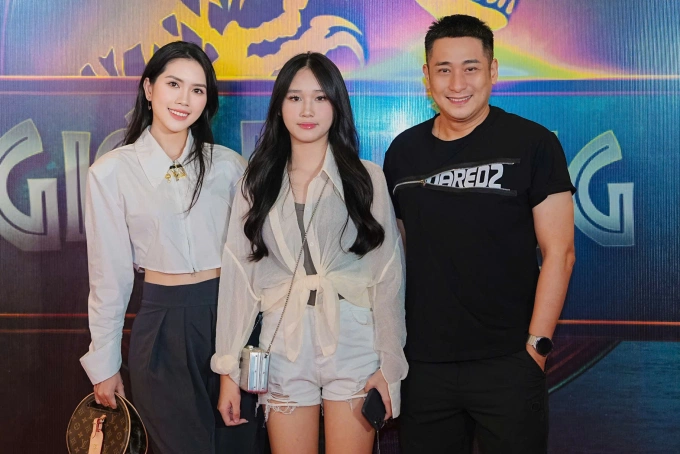 Thùy Dương, bà xã của Minh Tiệp, cho biết con gái cao gần 1,7 m, sắp đuổi kịp chiều cao 1,72 m của mẹ.