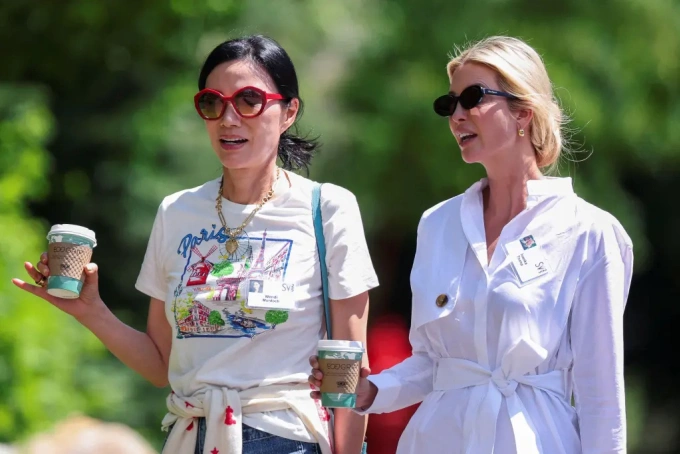 Ivanka Trump (phải) và Wendi Murdoch, vợ ba của tỷ phú truyền thông Murdoch, tại trại hè hôm 11/7. Ảnh: Reuters
