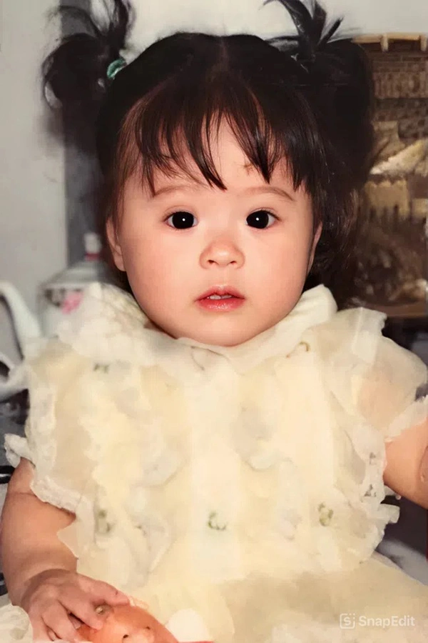 Em bé này sinh ra trong một gia đình có truyền thống hát ca trù, lớn lên trở thành một ca sĩ nổi tiếng và kết hôn với con trai của một gia đình có truyền thống khoa bảng, nổi tiếng trong lĩnh vực giáo dục. Cô là ai?