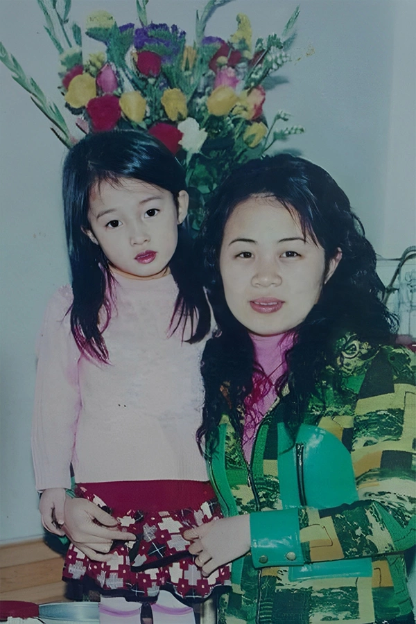 Em bé có gương mặt trái xoan, đôi môi chúm chím và đôi mắt đen láy trong ảnh sau này trở thành á hậu một cuộc thi nhan sắc diễn ra năm 2022. Từ khi làm dâu thứ nhà tỷ phú, cô hoàn toàn rút khỏi showbiz, ít xuất hiện trước công chúng. Bạn có đoán ra cô ấy là ai?
