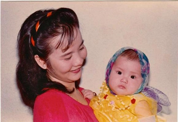 Em bé có gương mặt bầu bĩnh, đáng yêu này từng là một Vlogger nổi tiếng trong lĩnh vực thời trang, làm đẹp. Sau khi kết hôn với con trai của một đại gia làm chủ hàng loạt trung tâm thương mại ở TP HCM, cô rút về làm việc cho công ty của gia đình. Bạn có đoán ra cô ấy là ai?