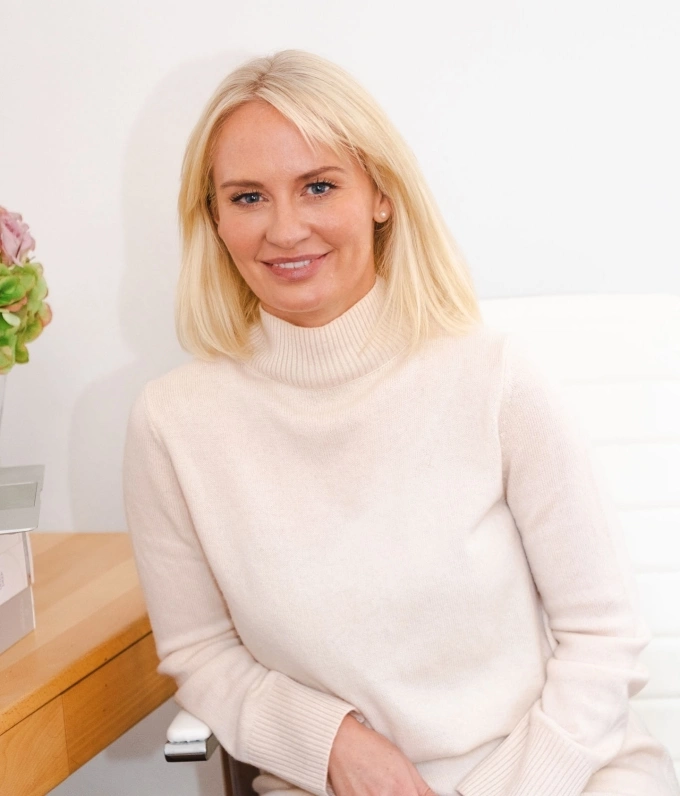 Fiona McCarthy tốt nghiệp y khoa năm 2002 tại Đại học Sheffield và là thành viên của Hội Bác sĩ Hoàng gia Anh năm 2007, chuyên về ung thư. Cùng với công việc tại một bệnh viện ở London thuộc hệ thống Dịch vụ Y tế Anh NHS, Fiona còn là bác sĩ thẩm mỹ tại phòng khám The Bronte tại Guildford, Surrey.