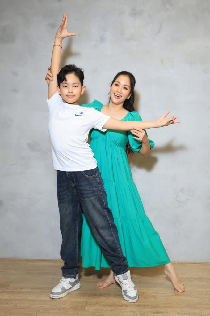 Khánh Thi cho biết cô chú ý dến dinh dưỡng và vận động của Kubi từ nhỏ. Bên cạnh việc uống nhiều sữa tươi, bổ sung các loại vitamin, cô cho con học dancesport và bật nhảy từ sớm để kích thích sự tăng trưởng về chiều cao.