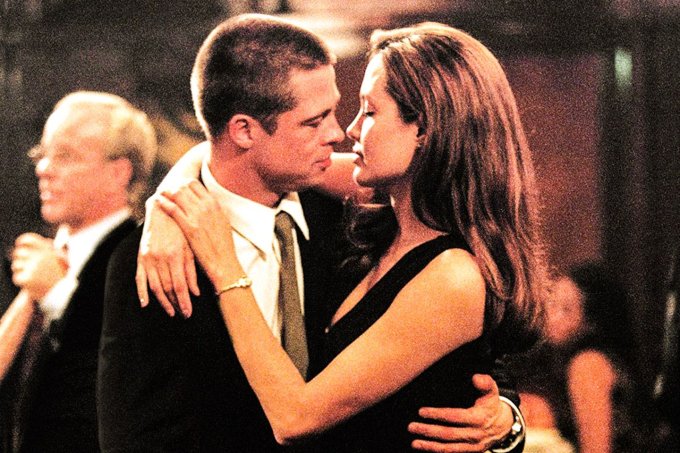 Brad và Jolie lần đầu gặp nhau khi đóng chung Mr. & Mrs. Smith năm 2004. Ảnh: Vanity Fair