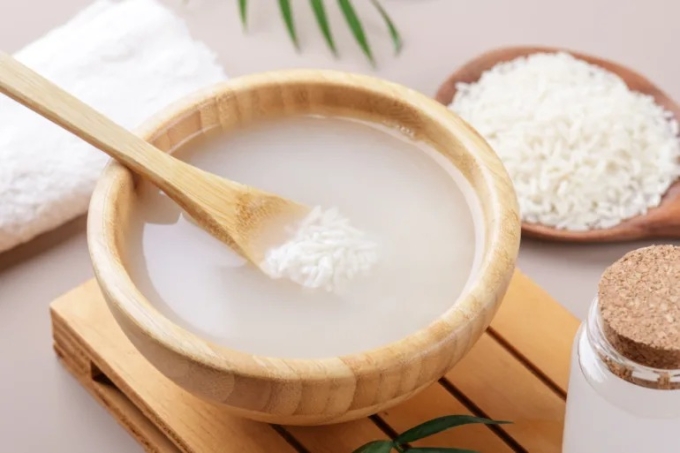 Cải thiện tóc đen mượt, giảm gãy rụng bằng nước vo gạo sau 2-3 tuần - 2