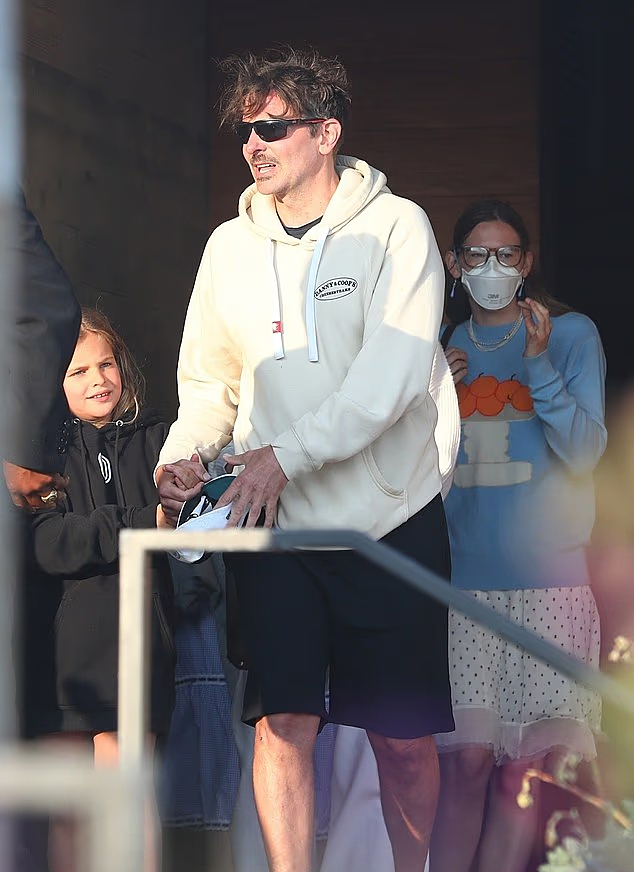 Bradley Cooper đi cùng bé Lea 8 tuổi (trái) - con của anh với bạn gái cũ Irina Shayk.