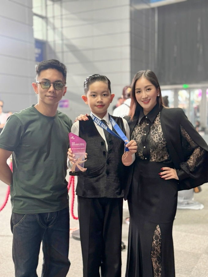 Kubi khoe huy chương đồng tại Asian DanceSport Festival 2025 với bố mẹ.