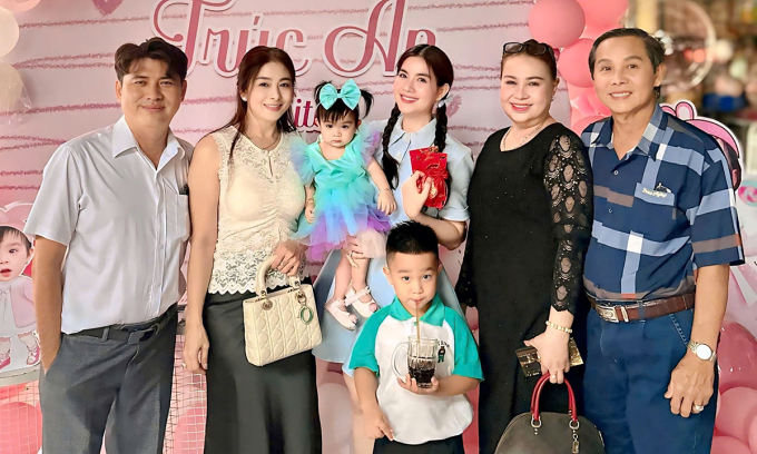 Các thành viên trong gia đình cô đều háo hức, phấn khởi, có mặt đông đủ để mừng bé Lita tròn một tuổi.
