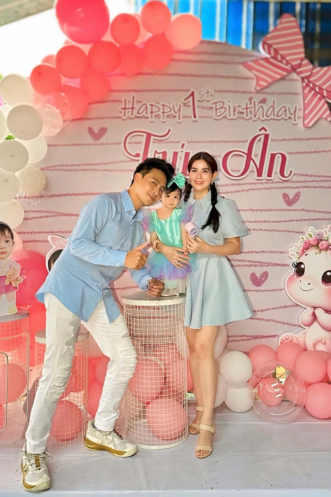 Kha Ly cho biết sau tiệc thôi nôi ở TP HCM, vợ chồng cô đưa con gái Lita về An Giang để mừng sinh nhật cùng đại gia đình bên ngoại.