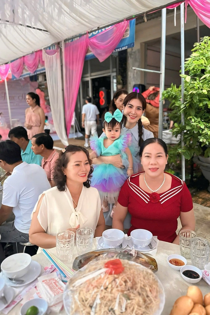 Vợ chồng cô dựng rạp, bày tiệc như đám cưới để cả gia đình chung vui cùng mình. Theo Kha Ly, ai cũng mừng cho vợ chồng cô có trái ngọt sau gần 10 năm mong con.