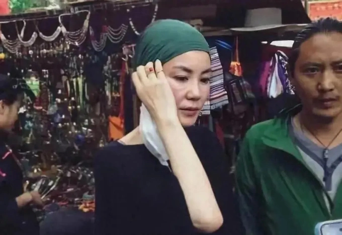 Vương Phi đi hành hương về Tây Tạng. Ảnh: Weibo