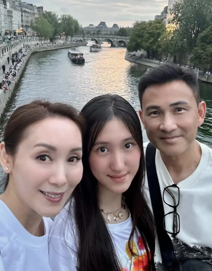 Gia đình hoa hậu Hong Kong Quách Khả Doanh du lịch Pháp cùng nhau. Ảnh: Instagram