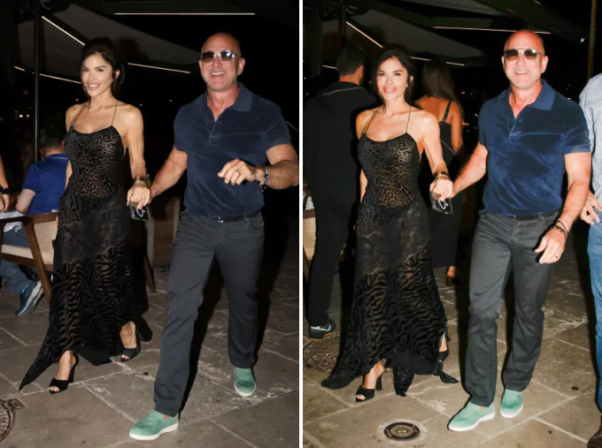 Vợ chồng Jeff Bezos và Lauren Sanchez tình tứ trong buổi hẹn hò ở Pháp tối 23/7. Ảnh: Backgrid
