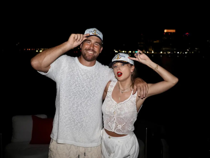 Bạn trai lần đầu đăng ảnh thân mật với Taylor Swift