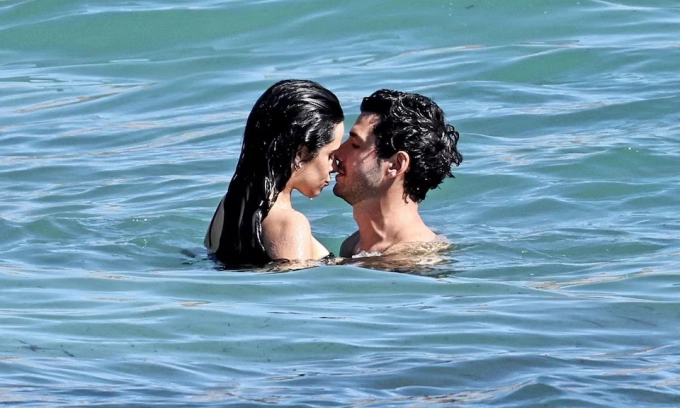 Camila Cabello đang yêu say đắm tình mới và thổ lộ cho cả thế giới biết niềm hạnh phúc này. Trên Instagram, cô chia sẻ ảnh nắm tay tỷ phú Henry Junior Chalhoub đi dạo trên bãi biển cùng chú thích: Yêu - đọc tiểu thuyết hàng giờ - tập guitar - ăn cà chua mọi màu - đưa tay ra trong xe, chơi đùa với gió. Một ngày trước đó, cô được chụp ảnh hôn bạn trai đắm đuối trên biển Địa Trung Hải.