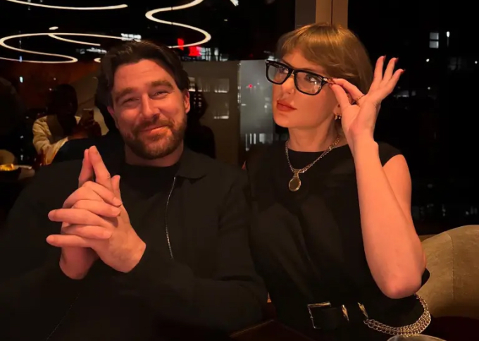 Taylor Swift và bạn trai, cầu thủ bóng bầu dục Travis Kelce, cũng đã trải qua một mùa hè lãng mạn. Travis gây bất ngờ vào tuần này khi lần đầu đăng ảnh hẹn hò với Taylor trên Instagram, tiết lộ những chuyến đi chơi bí mật của hai người trong vài tháng qua. Anh chú thích: Đã có nhiều cuộc phiêu lưu trong kỳ nghỉ này.