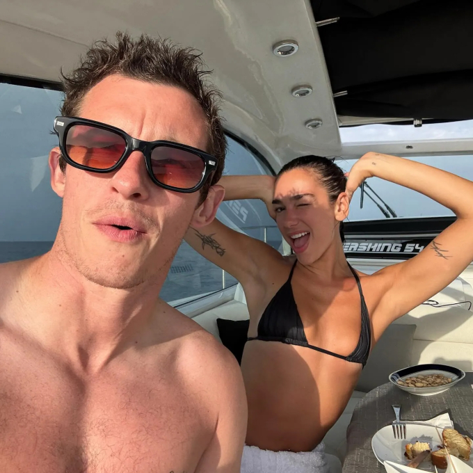 Giữa chuyến lưu diễn, ca sĩ Dua Lipa đi nghỉ dưỡng với vị hôn phu, tài tử Callum Turner, ở Sicily.