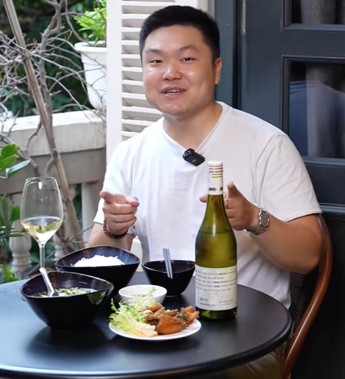 Bảo Anh thu hút sự quan tâm trên mạng xã hội khi thường xuyên làm các video kết hợp đồ ăn Việt cùng rượu vang đan xen với kiến thức về thức uống này.