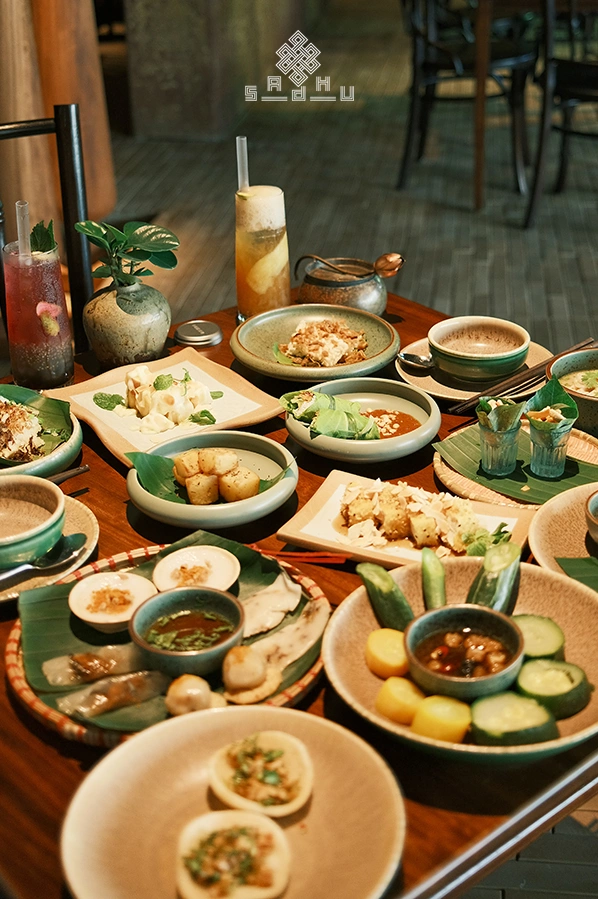 Buffet tại Sadhu được phục vụ tại bàn, giúp thực khách trải nghiệm ẩm thực một cách trọn vẹn, hạn chế tình trạng ồn ào như thường thấy ở các nhà hàng buffet truyền thống.
