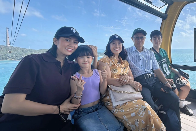 Lê Phương cho biết ông xã Trung Kiên chính là nhà tài trợ vàng cho chuyến đi này và cô cảm thấy hạnh phúc khi cả gia đình có thể tận hưởng mùa hè bên nhau tại nơi có cảnh sắc thiên nhiên tuyệt đẹp.